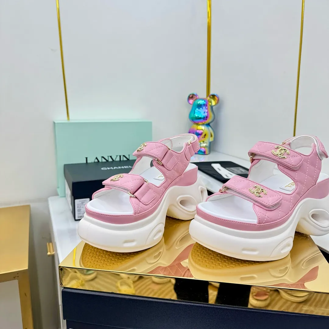 👟👟Ex-factory price 680👟👟 Top version... Chanel｜Chanel Xiaoxiang Velcro Beach Slippers Slippers Casual Beach Shoes 25ss Spring and Summer New Style! Beach shoes are a hit all over the internet! The latest model from the counter, I am still willing to buy it on my feet. It must be ranked among the most popular models. It is invincible in all seasons. Various bloggers and Internet celebrities can see the matching styles. Highly recommended. Pearlescent sheepskin upper, sheepskin lining, suede for feet. Original open-molded TPU outsole size: 35-40 (customized for 40 and 41). Full set of original packaging 👉 👉 👉 👉 👉